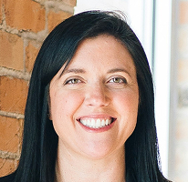Headshot de Sophie Hartwell, directora de atención al cliente en el equipo de servicio